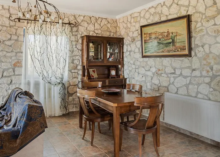빌라 Stone House In Olive Grove - Former Denis Stone 트라페자키