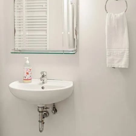 Stone House In Olive Grove - Former Denis Stone טרפזאקי