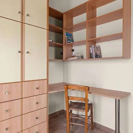 Stone House In Olive Grove - Former Denis Stone טרפזאקי