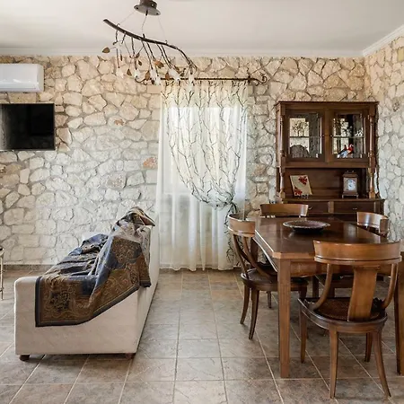 Stone House In Olive Grove - Former Denis Stone Vilă