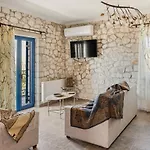 빌라 Stone House In Olive Grove - Former Denis Stone 트라페자키